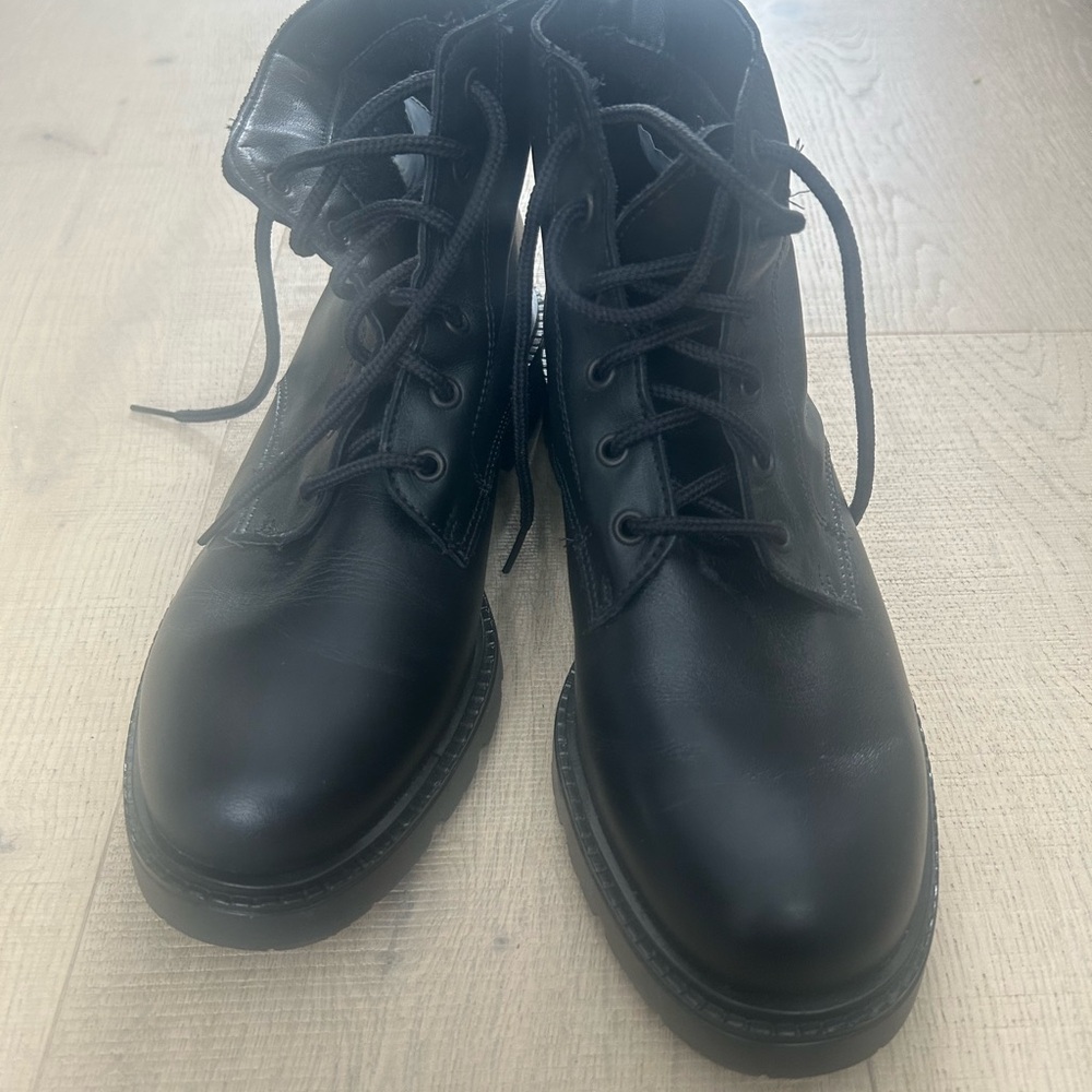 La CANADIENNE Black Leather Lace-Up Ankle Boots